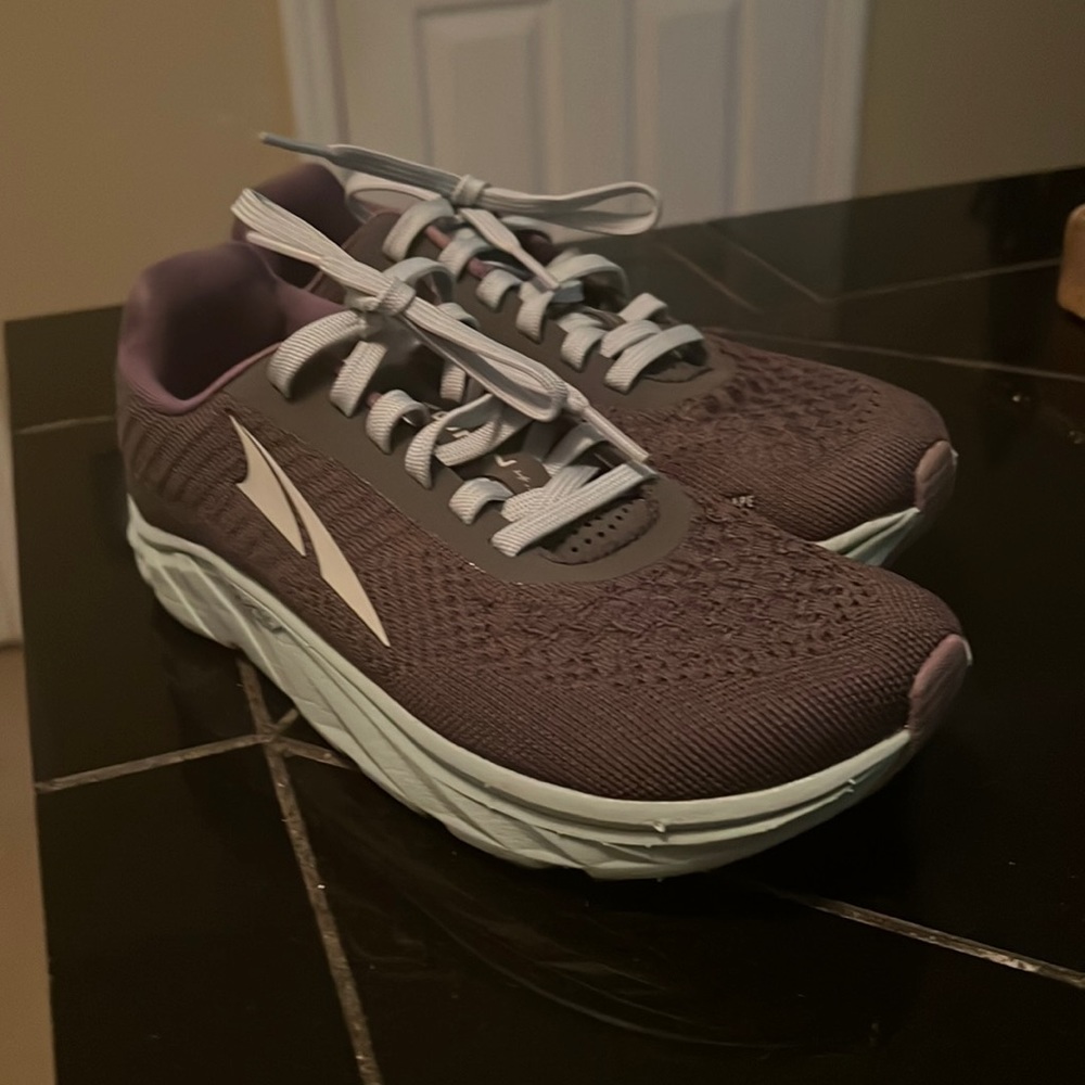 Altra quantic foot shape tennis shoes. Used in good condition. Size 6.5 W.